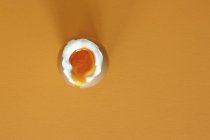Всмятку куряче яйце — стокове фото