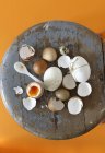 Draufsicht auf verschiedene Eier, Eierschalen und ein weich gekochtes Ei auf dem Vintage-Hocker — Stockfoto