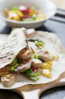 Vue rapprochée de Tortilla avec poulet et poivrons — Photo de stock