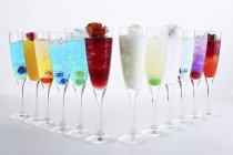 Verschiedene farbige Cocktails — Stockfoto