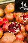 Fresh pomegranates at market — Stock Photo