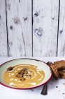 Рустикальний гарбузовий суп і цільний хліб — стокове фото