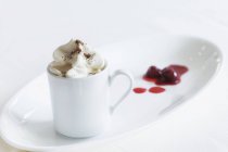 Vista de primer plano de Espresso cubierto con crema y cacao - foto de stock