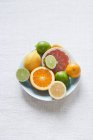 Bowl of citrus fruits on table — Stock Photo