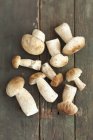 Funghi porcini su un tavolo di legno rustico — Foto stock