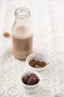 Крупный план домашнего миндального молока, подслащенного какао и финиками — стоковое фото