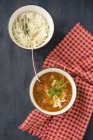Томатный суп с ризони-макаронами — стоковое фото
