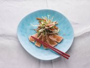 Salmone fritto in flash con verdure — Foto stock