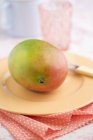 Свежий манго на тарелке — стоковое фото