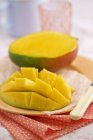 In Scheiben geschnittene Mango auf Teller — Stockfoto