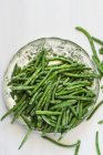 Teller mit gefrorenen grünen Bohnen — Stockfoto