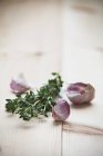 Garlic and fresh thyme — Stock Photo
