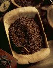 Кофейные зерна в деревянной миске — стоковое фото