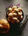 Миска з коричневих яєць — стокове фото