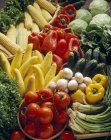 Свіжі овочі, кукурудзяні кубики та салат на ринку — стокове фото