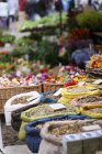 Blick auf Kräutertees in Säcken am Tag auf einem Markt — Stockfoto