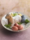 Пасхальный ягненок с яйцами — стоковое фото