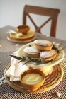 Tartellette di pane corte ripiene di crema — Foto stock