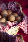 Свежие яйца в корзине — стоковое фото