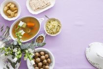 Verschiedene Gerichte für das jüdische Pessach-Fest auf violetter Oberfläche — Stockfoto