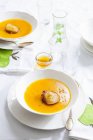Тыква и яблочный суп в белой миске — стоковое фото