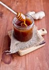 Pot de miel avec cuillère — Photo de stock