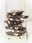 Morceaux de chocolat noisette — Photo de stock