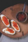 Fette di baguette condite con caviale rosso — Foto stock