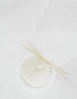 Рис на пару в білій мисці — стокове фото