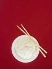 Reisschale und Essstäbchen — Stockfoto