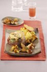 Nahaufnahme von gebratenen Seeteufelmedaillons in Speck eingewickelt serviert mit Zwiebeln auf pürierten Äpfeln und Kartoffeln — Stockfoto