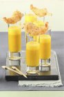 Zuppa di arancia e zucca scatti con scampi sopra scrivania wih glases — Foto stock