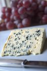 Slice of Roquefort and grapes — Stock Photo