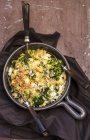 Гратинированные брокколи в выпечке блюдо с вилками над полотенцем — стоковое фото