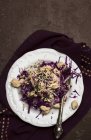 Rotkohlsalat mit Huhn und Sesam — Stockfoto