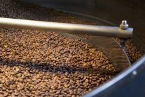 Torrefação de grãos de café — Fotografia de Stock