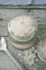 Гімалайський сіль у jar — стокове фото