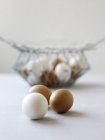 Uova marroni e bianche — Foto stock