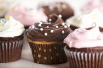 Verschiedene dekorierte Cupcakes — Stockfoto