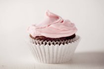 Кекс увінчаний рожевим морозивом — стокове фото