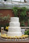 Pastel de boda de cuatro niveles - foto de stock