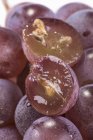 Красный виноград с половинками — стоковое фото