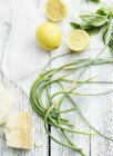 Erba cipollina all'aglio con limoni e parmigiano — Foto stock