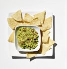 Schüssel hausgemachte Guacamole mit Tortilla-Chips — Stockfoto