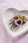 Vue rapprochée des biscuits en forme de cœur avec confiture de fraises — Photo de stock