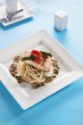 Жареный лосось со спагетти — стоковое фото