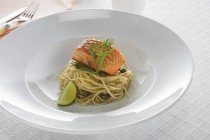 Pasta de espagueti con salmón - foto de stock