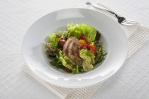 Salada de frango grelhada em prato branco sobre toalha — Fotografia de Stock