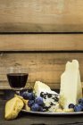Сырные тарелки с виноградом — стоковое фото