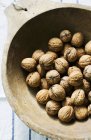 Грецкие орехи в деревянной чаше — стоковое фото